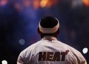 九游APP-红牛二队主场失守，塞恩斯孤胆扛旗，一场内战背后的车队哲学分野