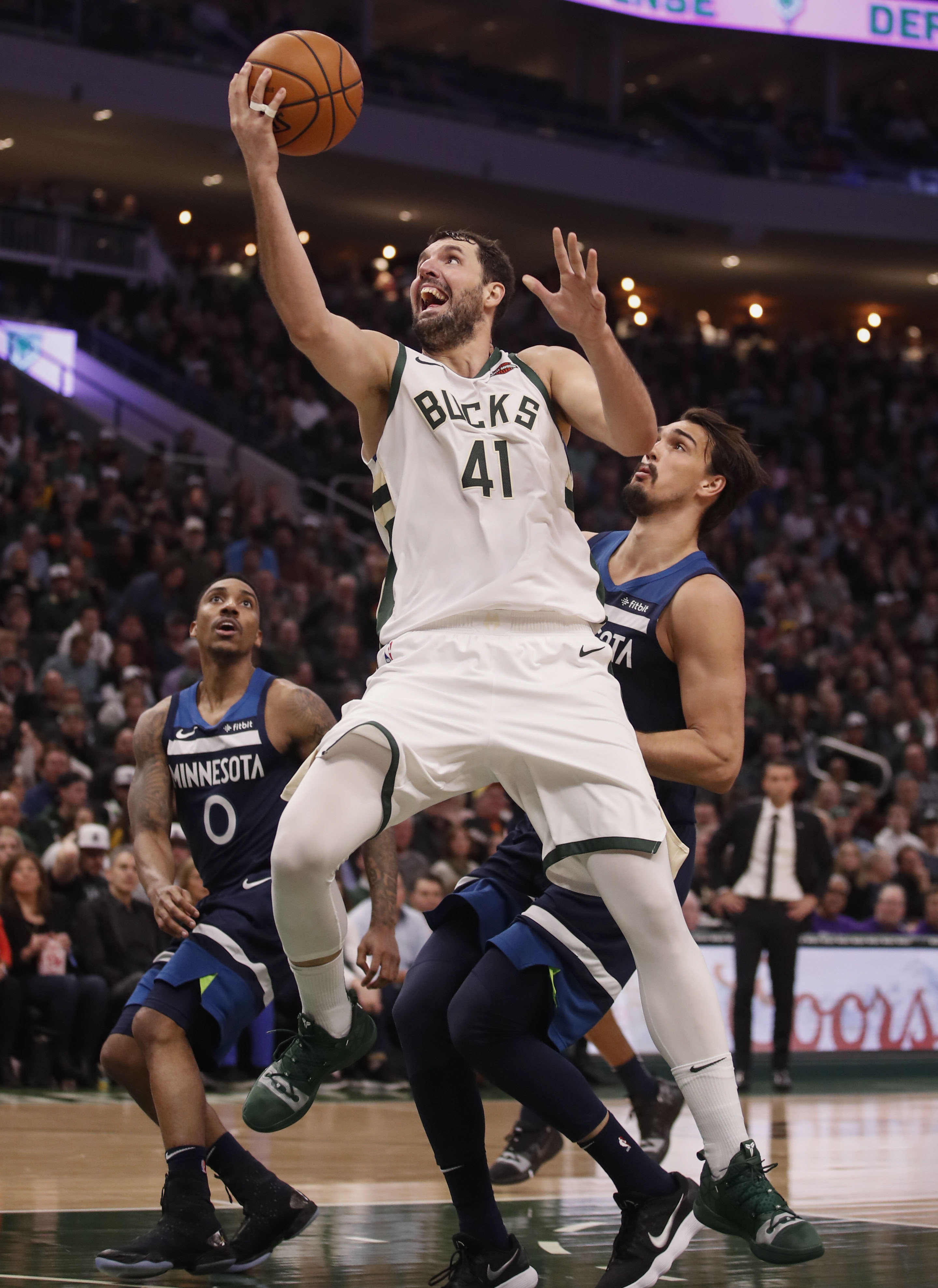 东部联盟赛场一片红火，雄鹿队表现抢眼的简单介绍